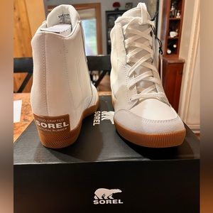 Sorel Out N About wedge tennis shoe, size 8, never worn.